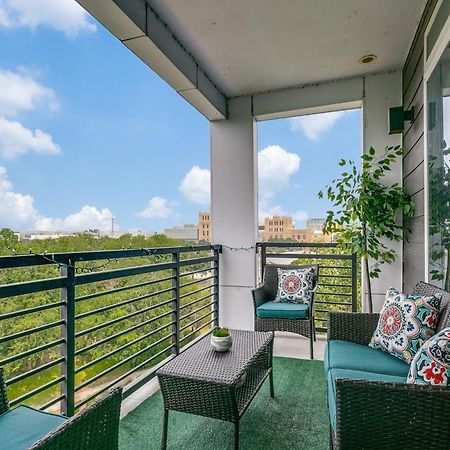 Beautiful Condo On Riverwalk W King Ste Free Parking Pet Friendly Centrally Located On The Riverwalk San Antonio Buitenkant foto