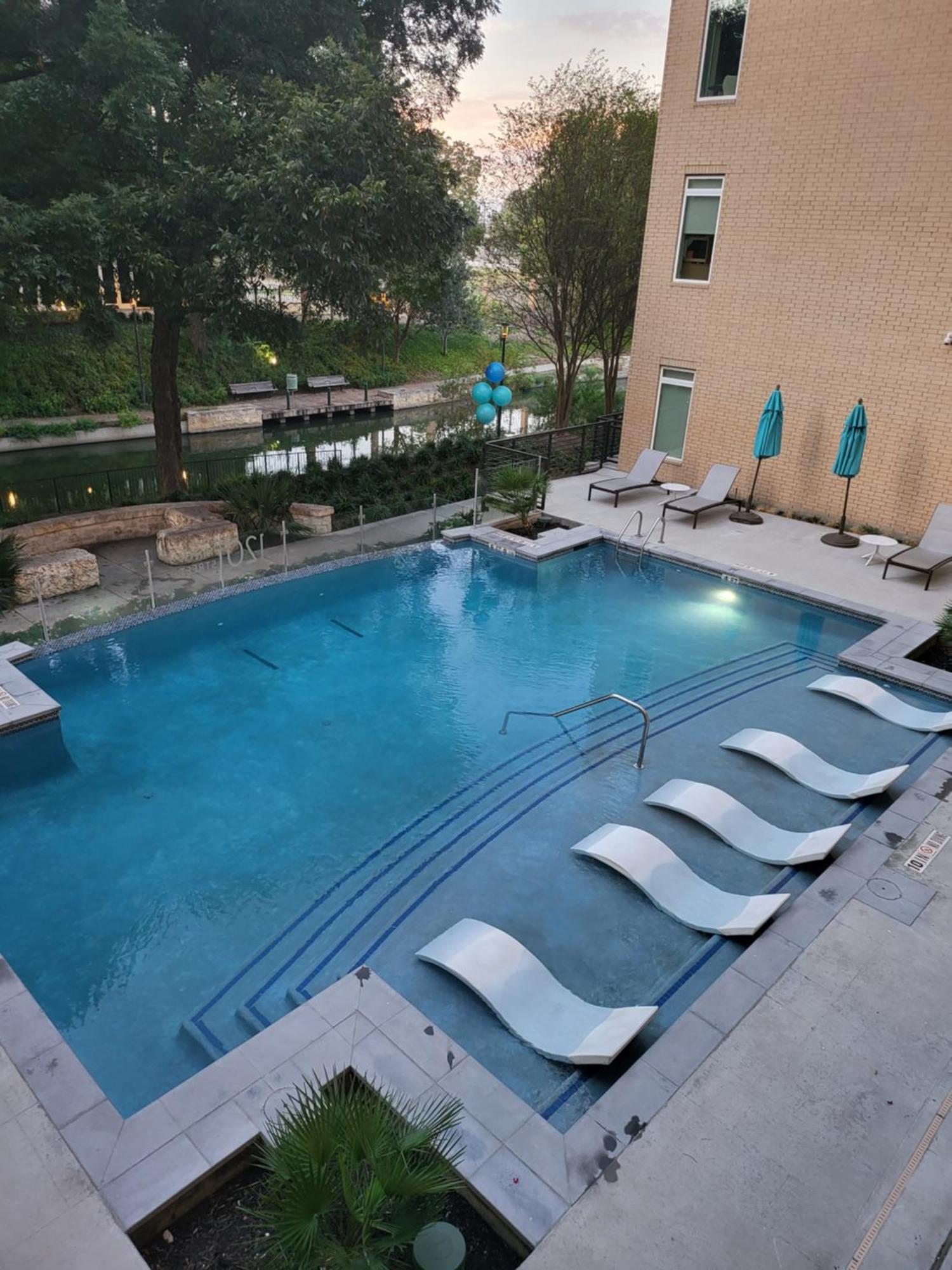 Beautiful Condo On Riverwalk W King Ste Free Parking Pet Friendly Centrally Located On The Riverwalk San Antonio Buitenkant foto