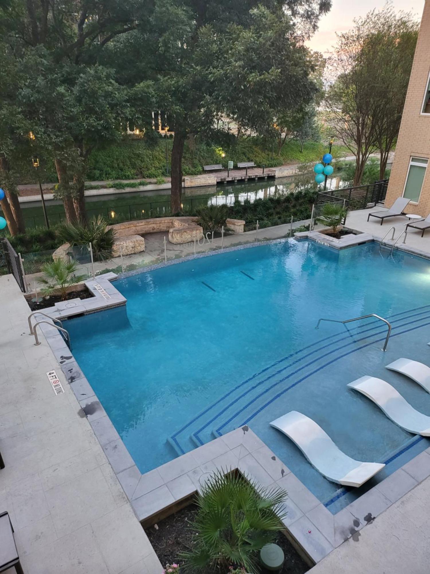 Beautiful Condo On Riverwalk W King Ste Free Parking Pet Friendly Centrally Located On The Riverwalk San Antonio Buitenkant foto